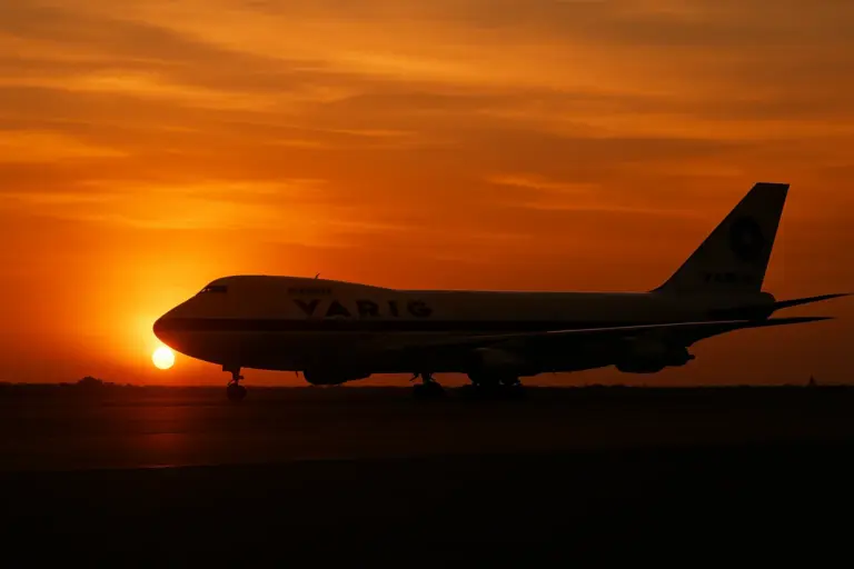 Boeing 747 da Varig estacionado ao pôr do sol, simbolizando a falência da Varig e a história da aviação brasileira.